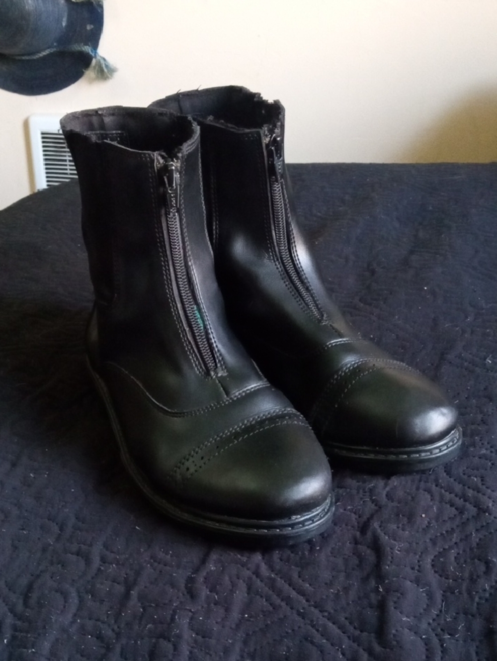 Turf RiderBlack Zip Up Faux Leather Riding Ankle Boots 9
